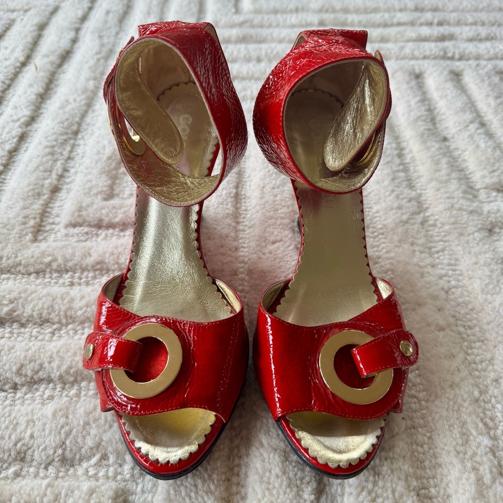 Gorgeous GOLDENBLEU red patent wedge heels - size 39/8.5